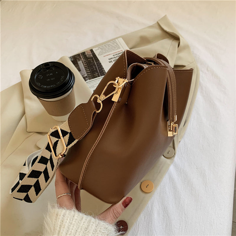 Wide Shoulder Strap Bucket Bag – Stylish Single Shoulder & Diagonal Crossbody Bag for Women