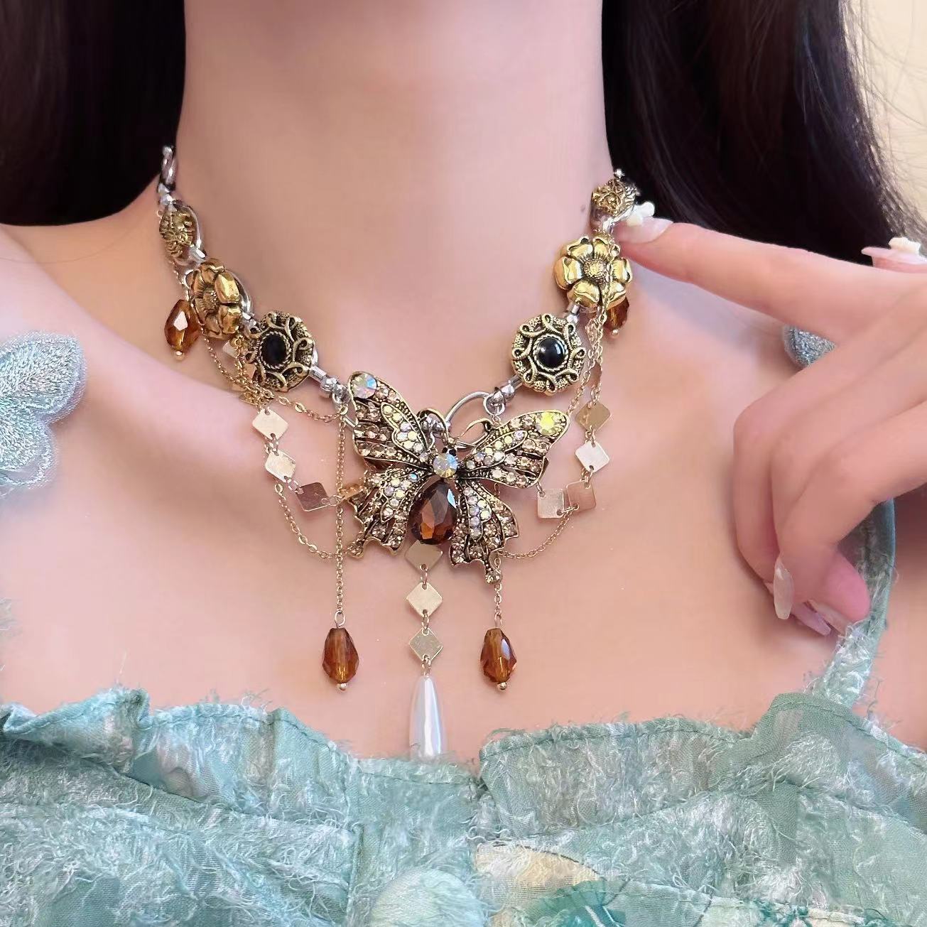 Retro Maillard Rhinestone Butterfly Pendant Necklace