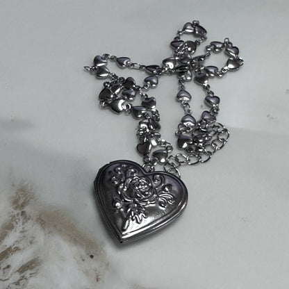 INS Heart-Shaped Flip Carved Necklace