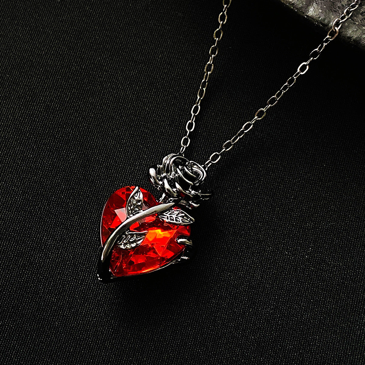 Punk Rose Love Necklace – Fashion Personality Heart Shaped Clavicle Chain Pendant for Valentine’s Day