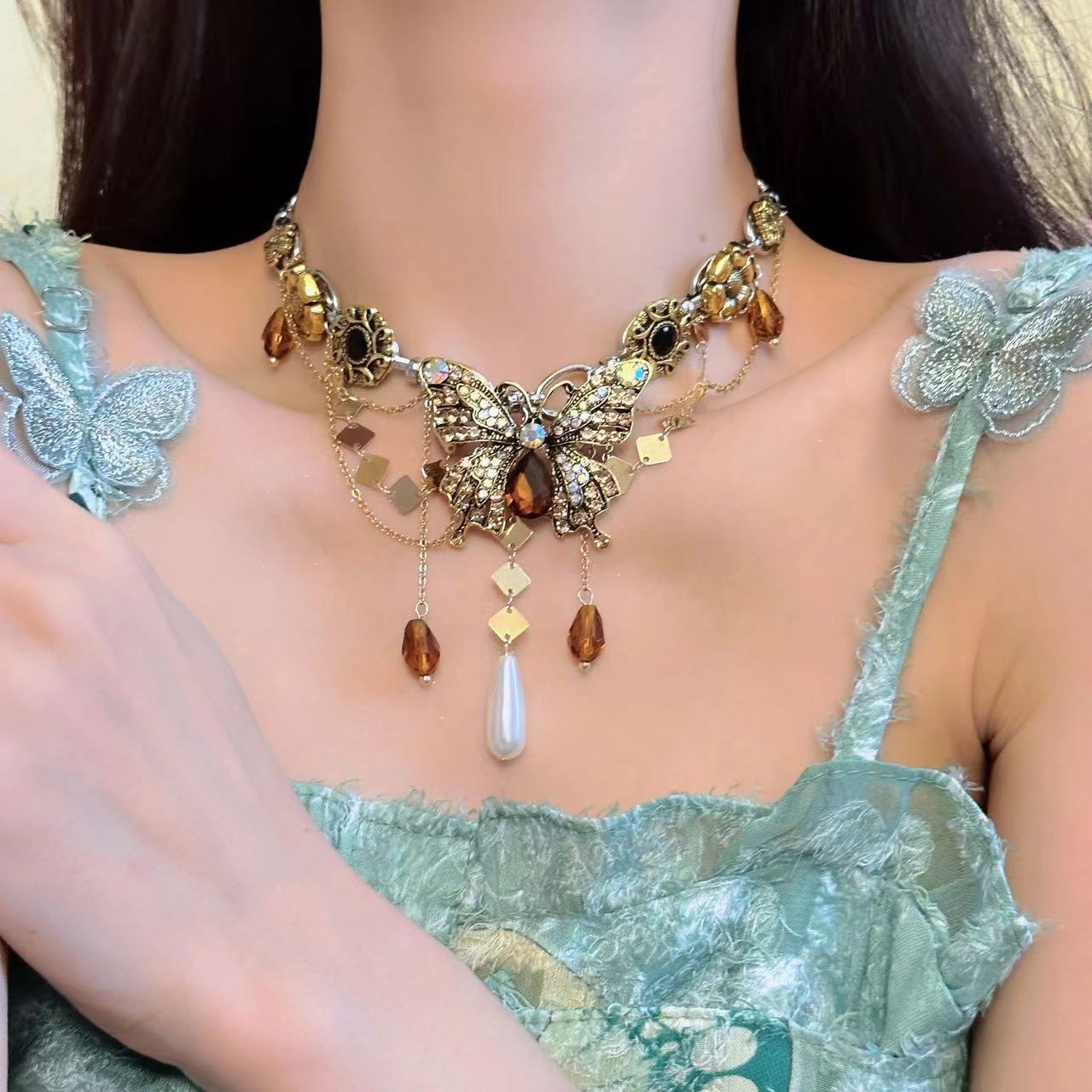 Retro Maillard Rhinestone Butterfly Pendant Necklace