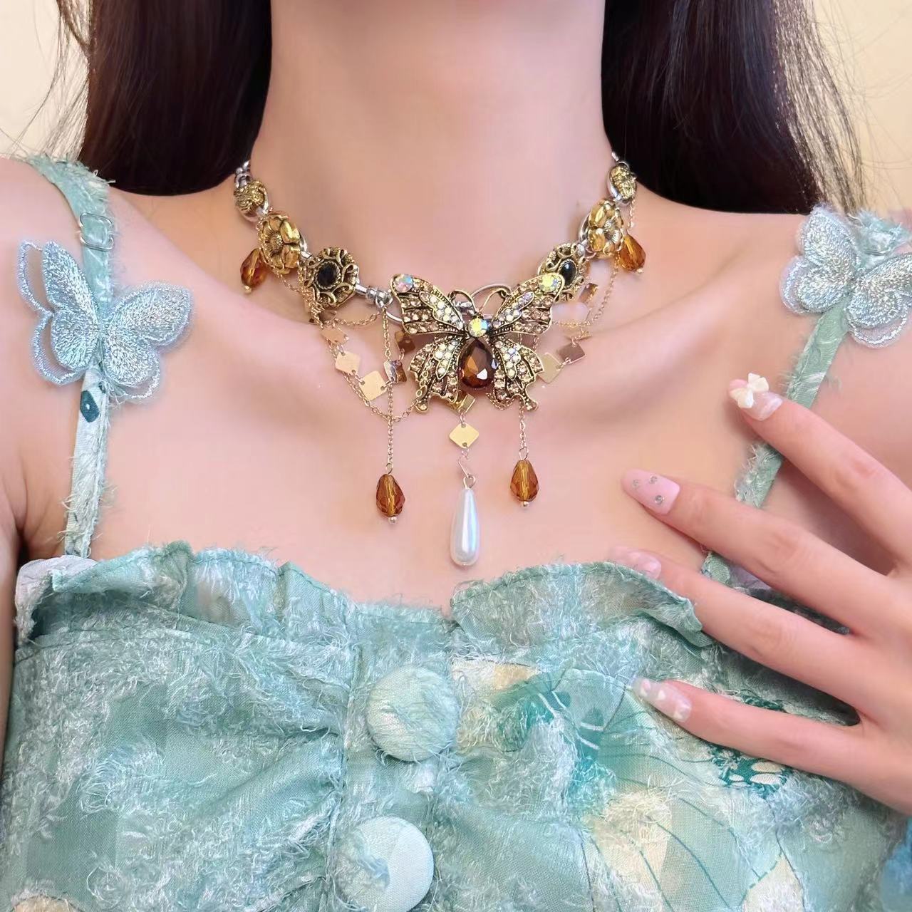 Retro Maillard Rhinestone Butterfly Pendant Necklace