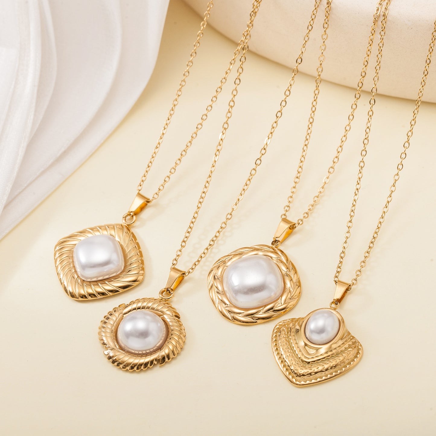 Titanium Steel Die-Casting Pendant Necklace with Inlaid Shell Pearls