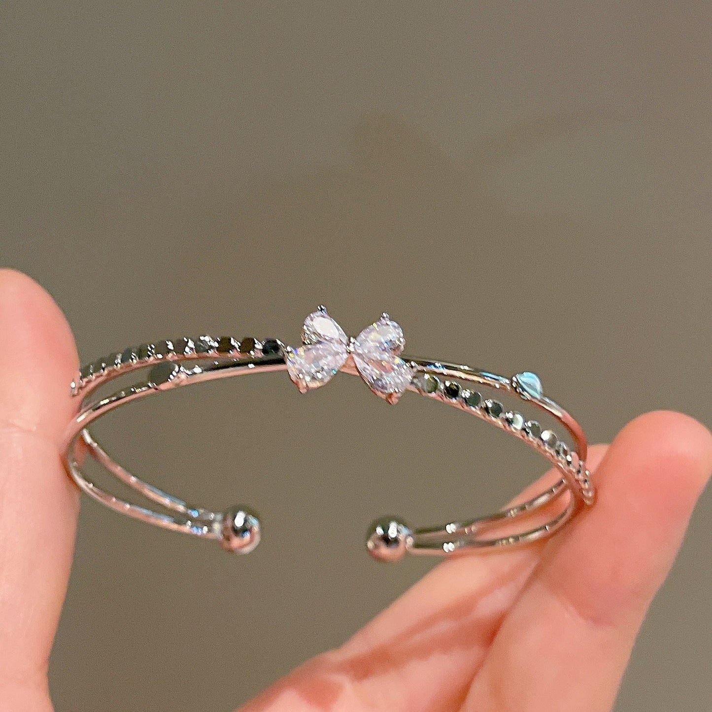 Women’s Minimalist Silver Bow Bracelet - Trendy Radar